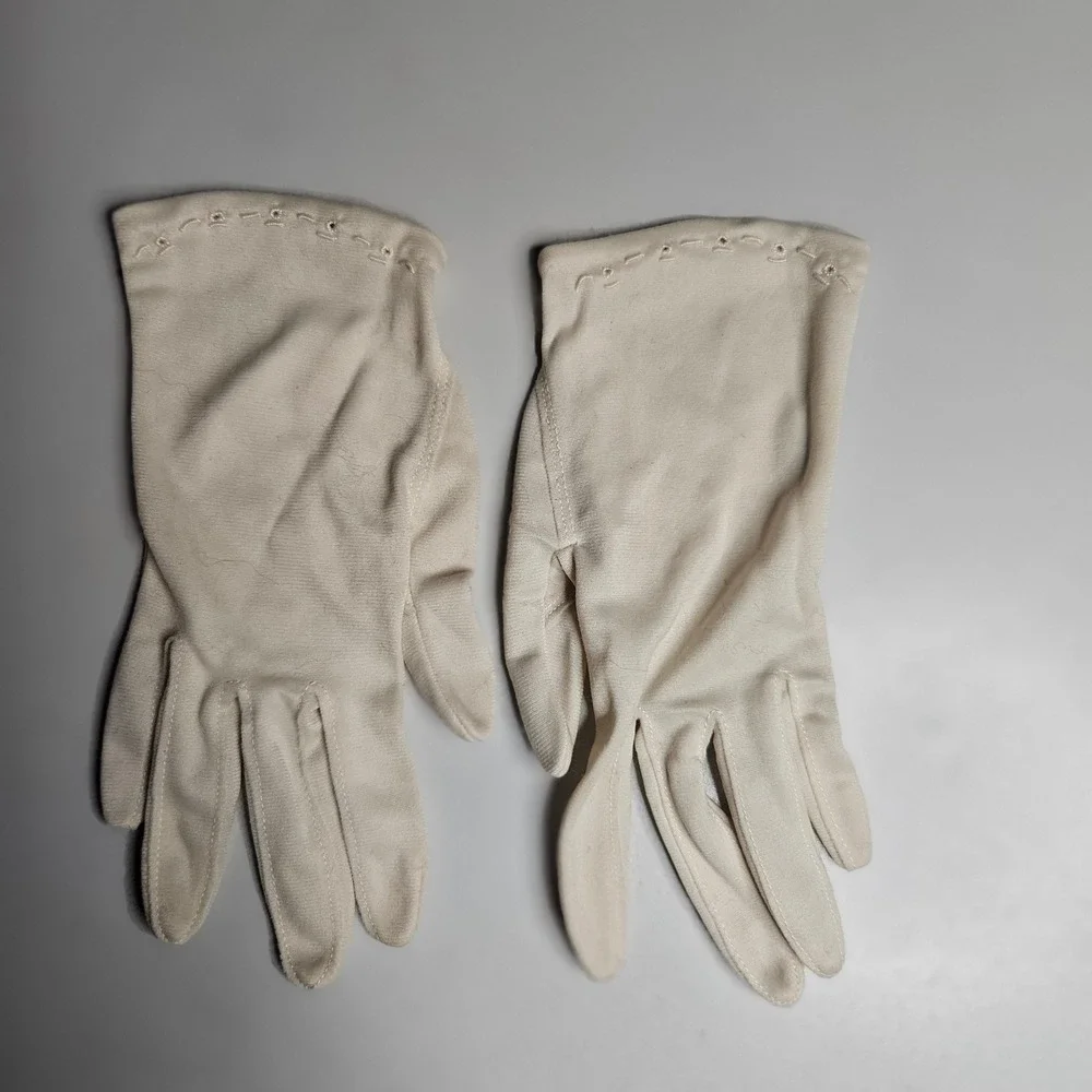 Vintage Cream Nylon Wrist Gloves Eyelet Detail Made in British Hong Kong Size 6